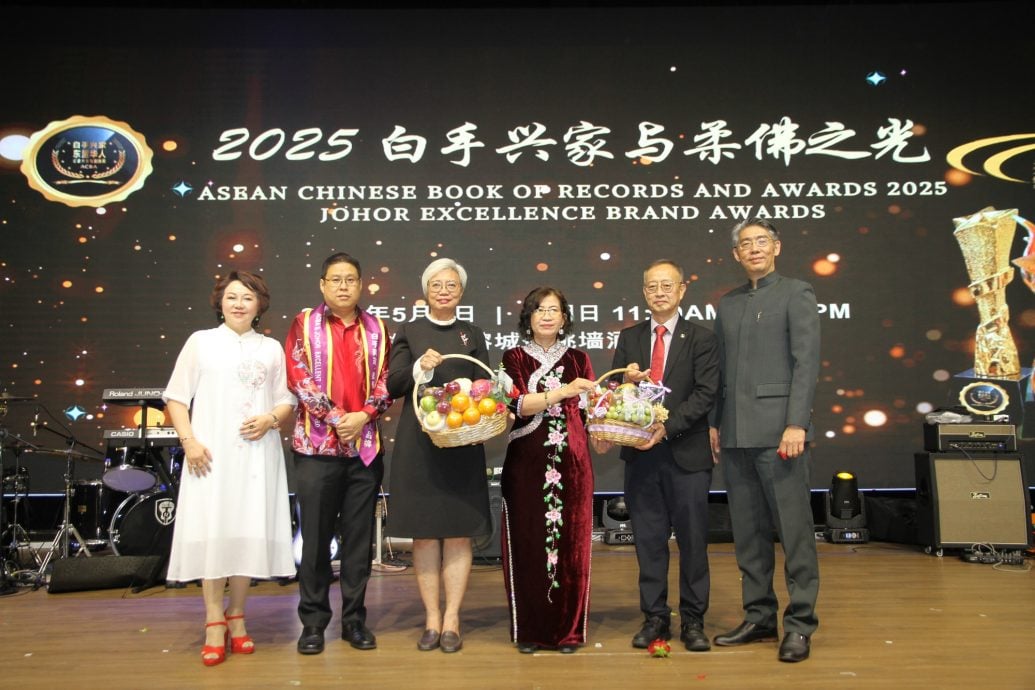 **已签发**柔:市场情报〡9th白手兴家、2nd柔佛之光表扬盛会圆满,30企业获表彰