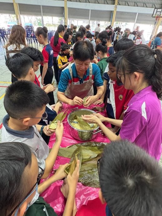 道文华小50学生学裹粽传承端午习俗文化