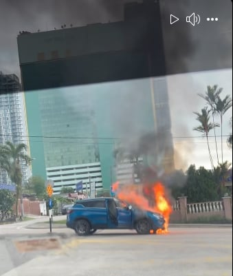 汽车路口起火狂烧 幸无人命伤亡