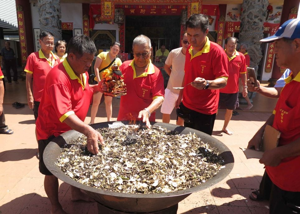 继承先辈习俗 边佳兰宝安宫端午节炒午时药茶