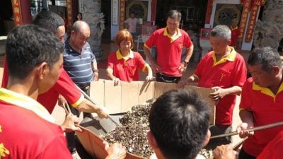 继承先辈习俗 边佳兰宝安宫端午节炒午时药茶