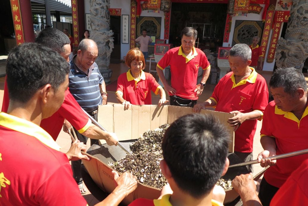 继承先辈习俗 边佳兰宝安宫端午节炒午时药茶
