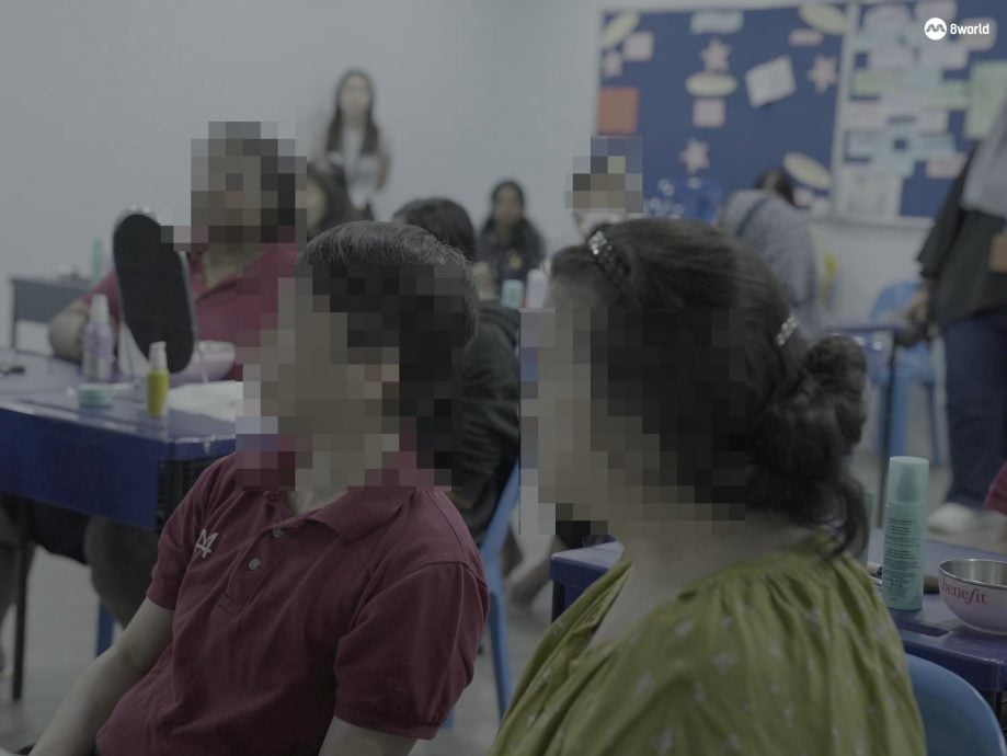 *已签发*柔:狮城二三事:9年牢狱首度身体接触 女儿轻抚母亲泪如雨下