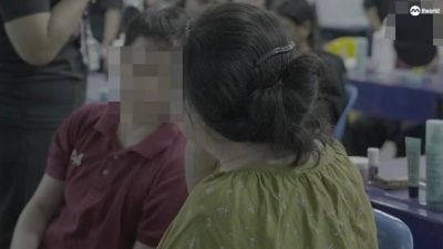 视频 | 9年牢狱首度身体接触  女儿轻抚母亲泪如雨下
