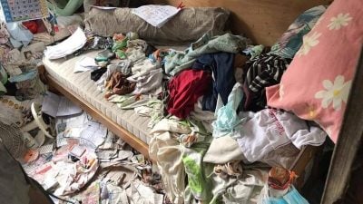 床沾粪蛆虫乱爬 20人助清垃圾屋