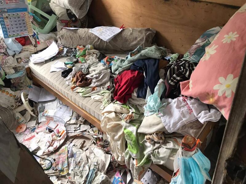 *已签发*柔:狮城二三事:床沾粪蛆虫乱爬 20人助清垃圾屋