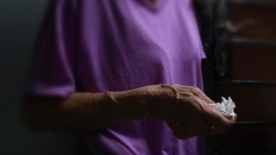 当啃老族伸手要钱  不肖女打老母入狱