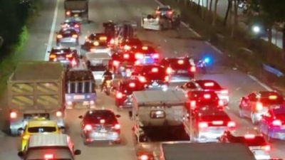 狮城中央快速公路车祸   罗厘侧翻酿大塞车