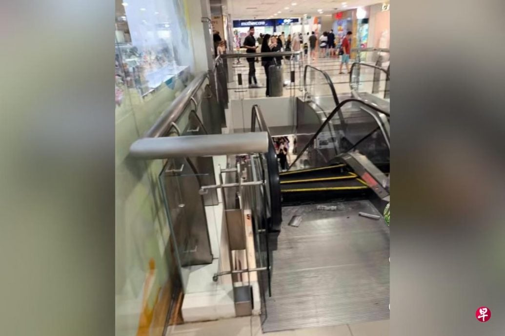 *已签发*柔:狮城二三事:狮城1商场电动扶梯顶端突爆裂 港湾中心:婴儿车轮卡阶梯所致