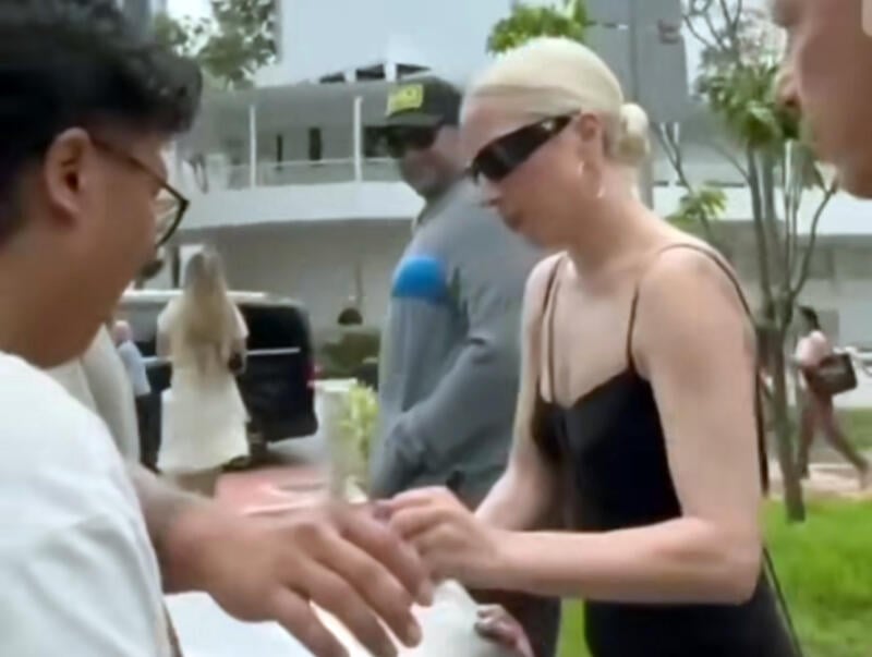 **已签发**柔:狮城二三事:粉丝纷纷打卡“女神位” 卡卡到访熟悉中心及桌位成热点