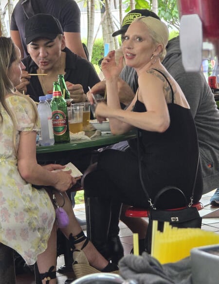 **已签发**柔:狮城二三事:粉丝纷纷打卡“女神位” 卡卡到访熟悉中心及桌位成热点