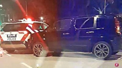 醉汉车停路中遇查  慌踩油门撞警车