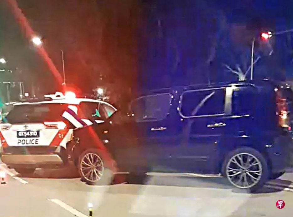 *已签发*柔:狮城二三事:醉汉车停路中遇查 慌踩油门撞警车