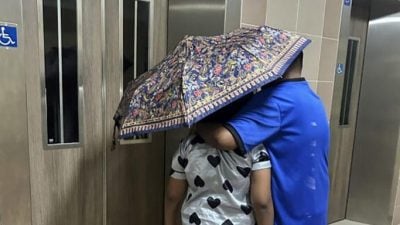 飞蝉群袭狮城组屋   居民打伞出门