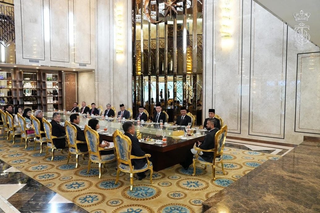 **已签发**柔:第三假头:齐交流同用膳 摄政王接见新加坡中总代表团