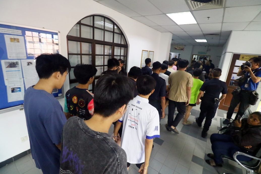 **已签发**柔:群男持械攻击4男女案〡7被告认罪判罚款 3被告未成年待判