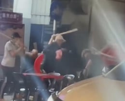 **已签发**柔:视频〡群男持械攻击4男女,警捕19人调查