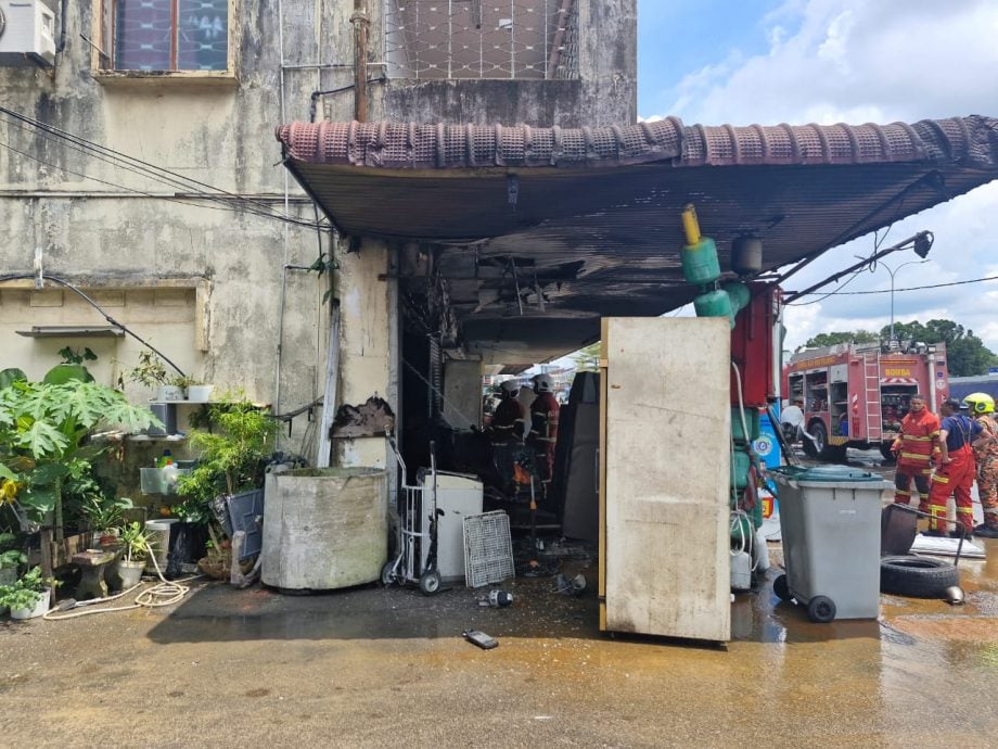 **已签发**柔:銮丰盛港路店屋火灾 消拯队及时救出长者无人伤