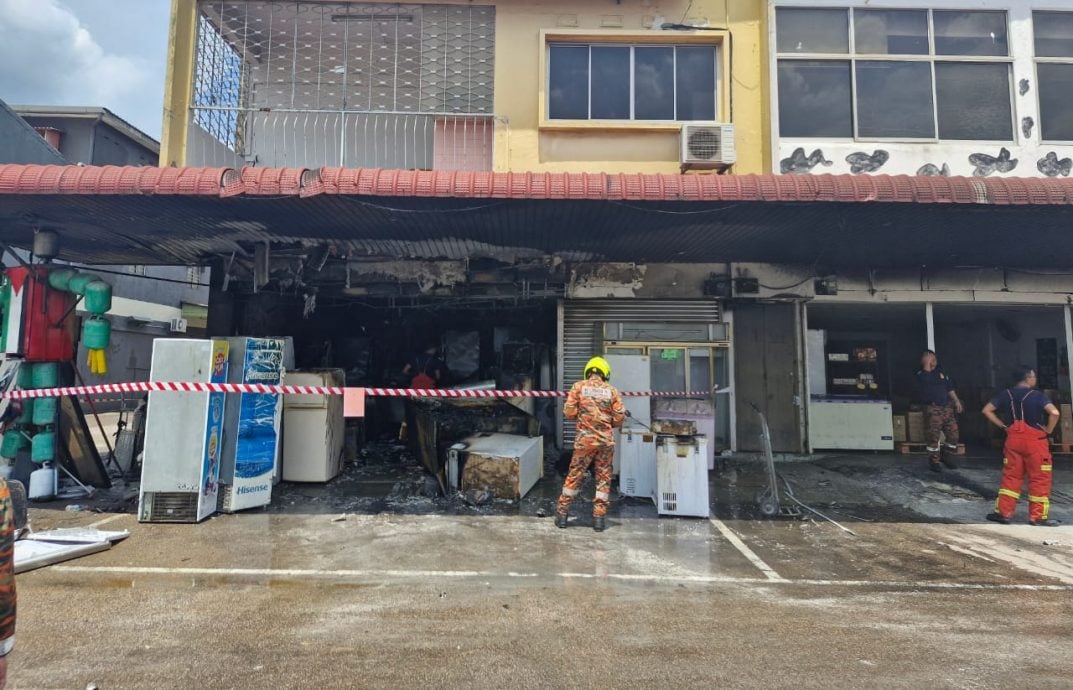 **已签发**柔:銮丰盛港路店屋火灾 消拯队及时救出长者无人伤