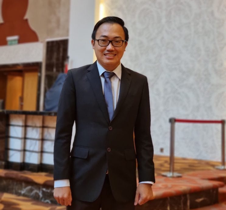 **已签发**柔:黄勃扬挑战陈宗 :在州议会提MyKiosk临时动议