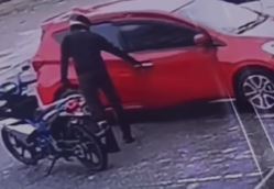 已签发//趁司机未锁车开门行窃·警方48小时逮捕窃匪助查