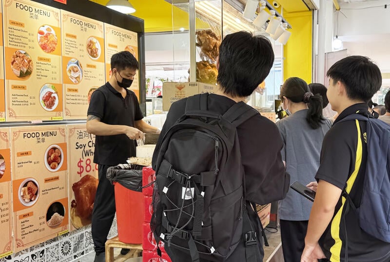 已签发:柔:狮城二三事:鸡饭一盘仅1块9 一天可卖500盘