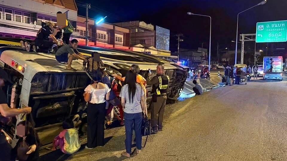 巴士撞入分割带侧翻 原因竟是司机打瞌睡