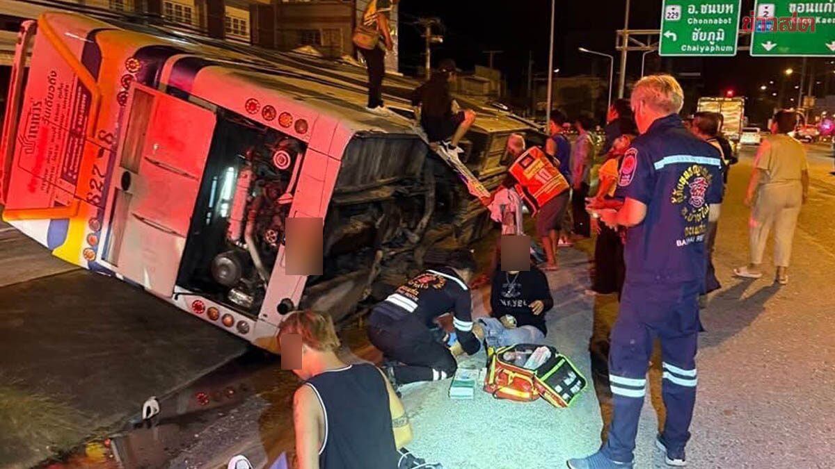 巴士撞入分割带侧翻 原因竟是司机打瞌睡