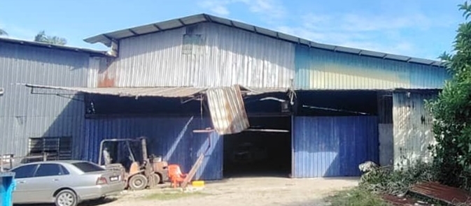 平安村货仓藏10万私酒 水警和警方突击捕2男