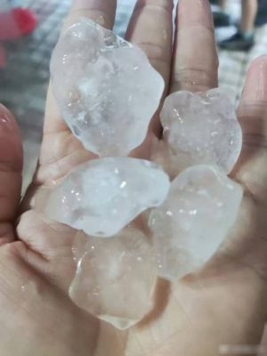 广东多地遇冰雹袭击 广州有厂棚民房顶被击穿