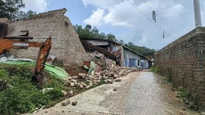 中国广东现龙卷风厂房受损 北方多地地面温度超70摄氏度