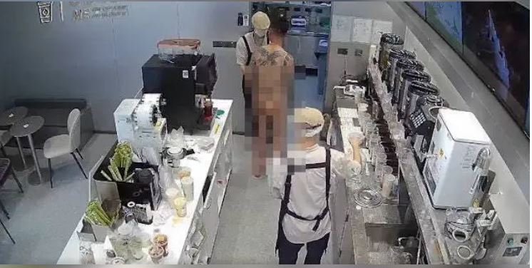 广东裸男持刀闯奶茶店 店员机智制服