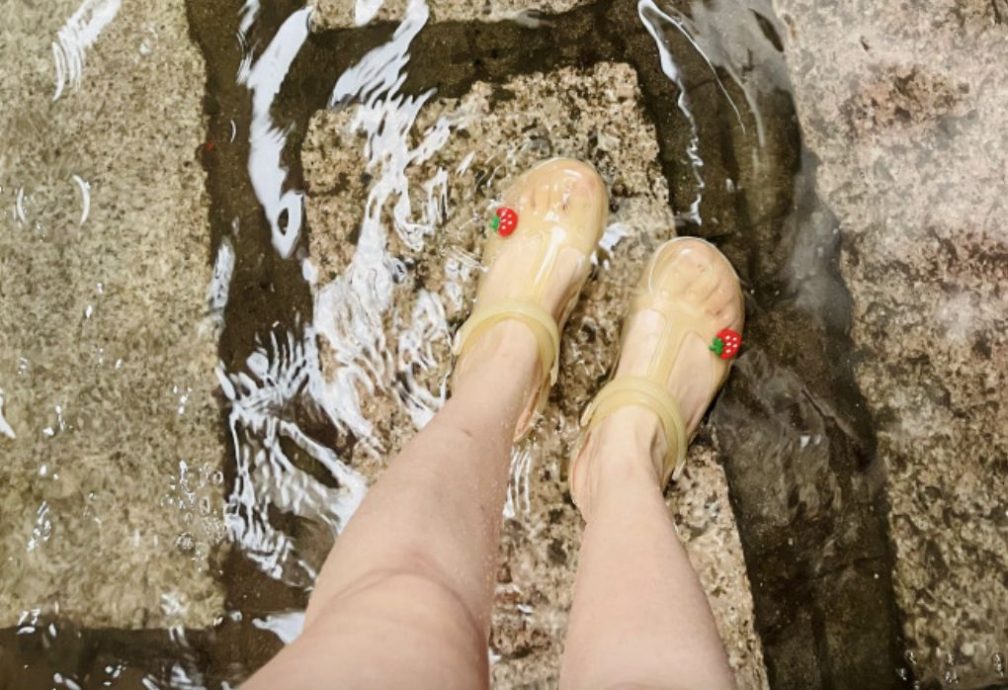 广州暴雨!通勤族上班上学湿一片 民众纷晒“双脚泡水图”取暖