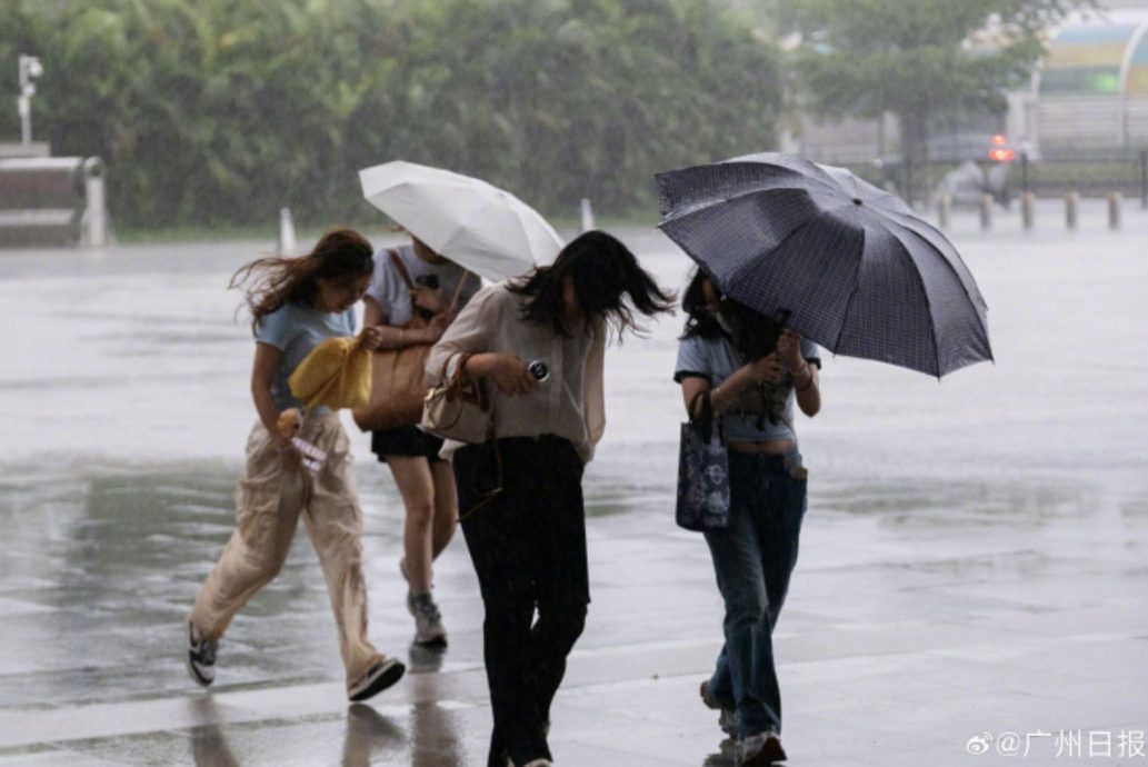 广州暴雨!通勤族上班上学湿一片 民众纷晒“双脚泡水图”取暖