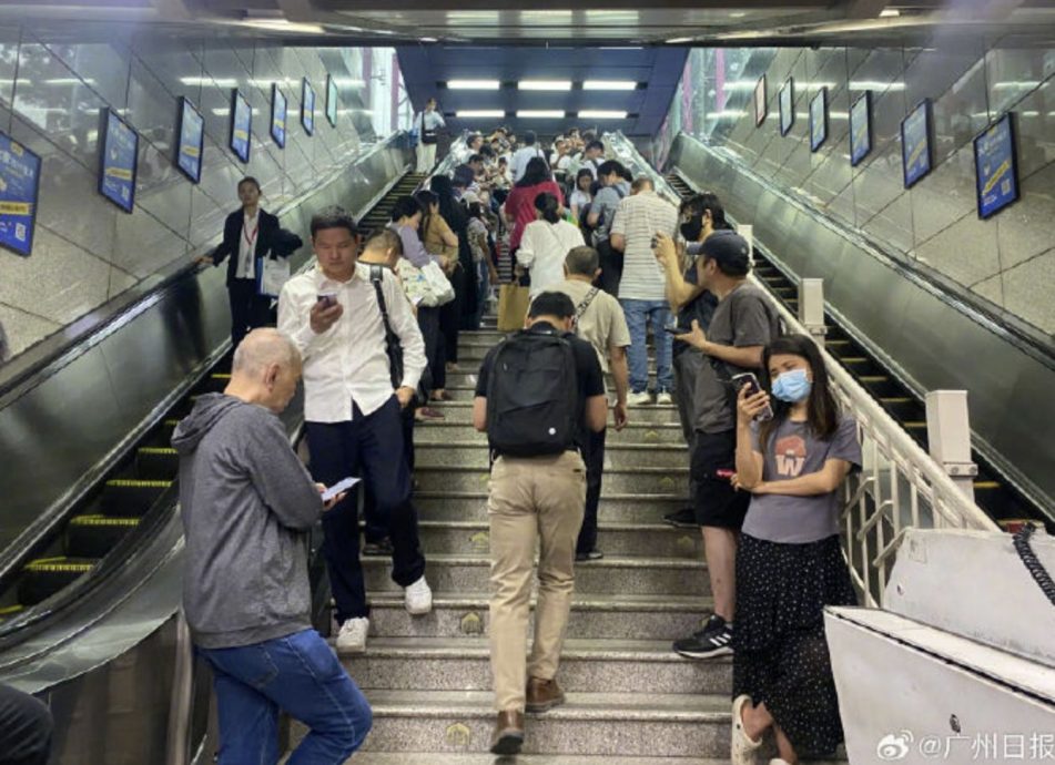 广州暴雨!通勤族上班上学湿一片 民众纷晒“双脚泡水图”取暖