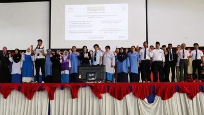 庇中教师节与众不同 老师穿校服“变”学生