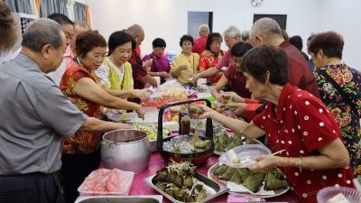 庇朥永春公所庆端午节暨双亲节 各式粽子供品尝 高唱《世上只有爸妈好》献爱