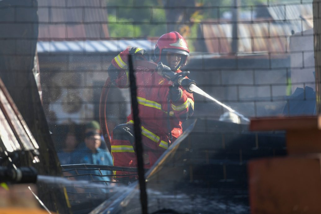店铺和民宅还有摩托车烧毁·无人伤亡