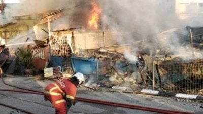 甘榜峇鲁店铺与民宅起火 摩托烧毁无人伤
