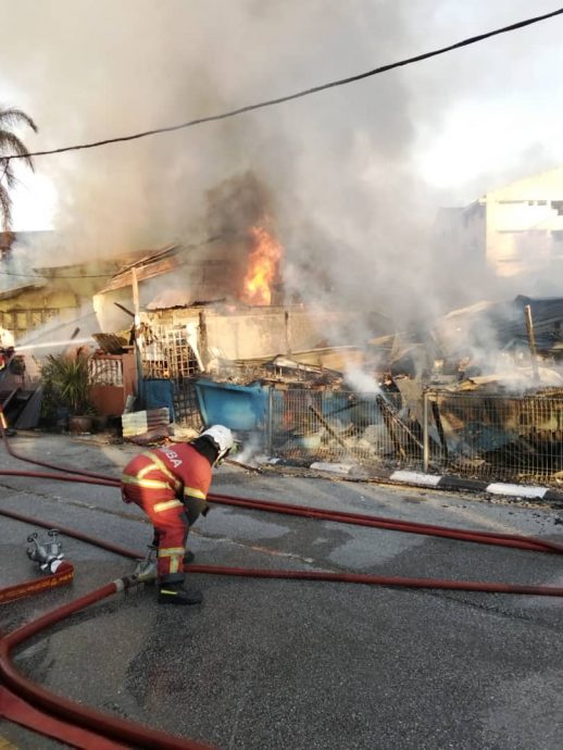 店铺和民宅还有摩托车烧毁·无人伤亡