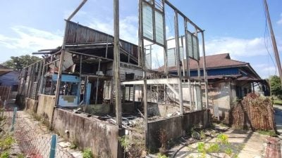 隔壁废置屋木柱倾斜   妇女忧随时倒下砸屋