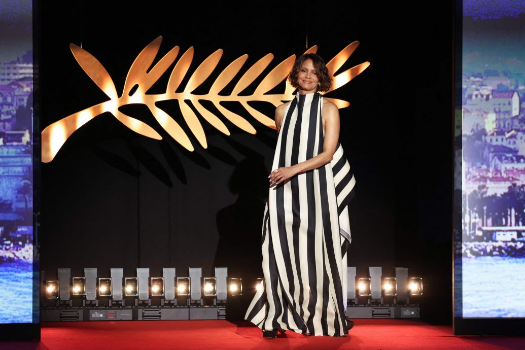 康城影展下“禁裸令” 赵樱子透视装走红毯被驱赶