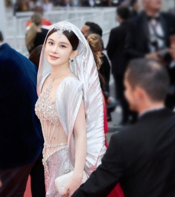 康城影展下“禁裸令” 赵樱子透视装走红毯被驱赶