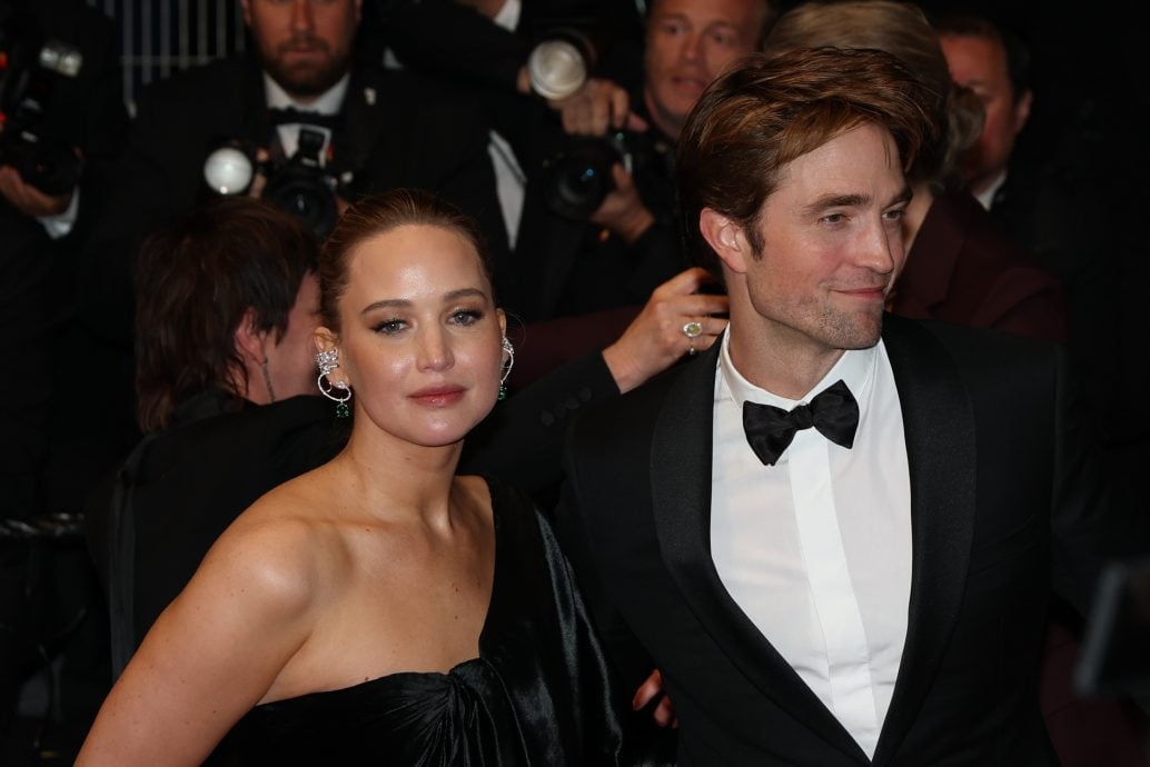 康城影展|珍妮花罗伦斯礼服被踩 罗拔柏汀森急蹲调整