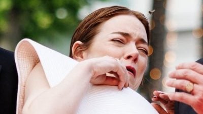 康城影展|走红毯被蜜蜂猛扑 艾玛史东吓丢表情管理