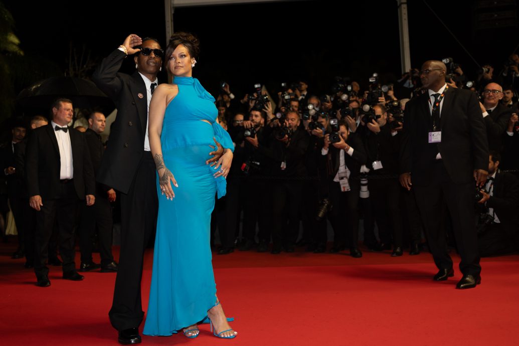 康城影展｜蕾哈娜挺巨肚走红毯 男友雨中撑伞晒恩爱