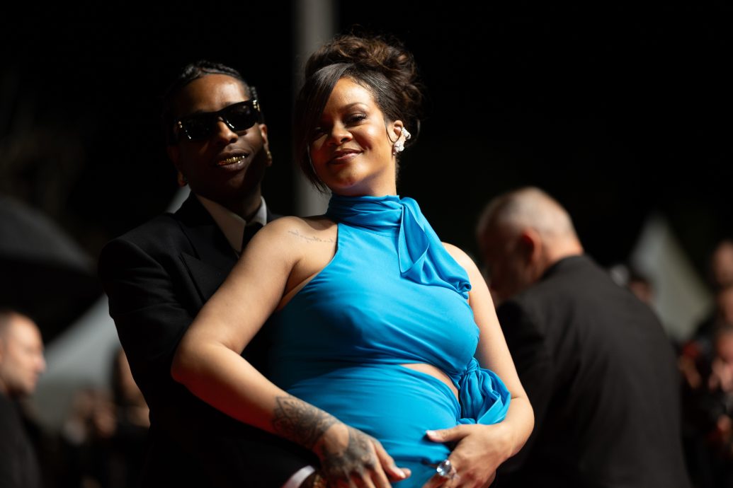 康城影展｜蕾哈娜挺巨肚走红毯 男友雨中撑伞晒恩爱