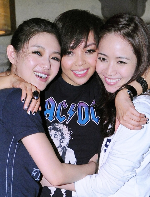 张惠妹忍泪唱《身后》 向大S喊话:我很想你