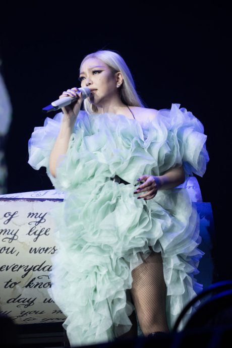 张惠妹忍泪唱《身后》 向大S喊话:我很想你