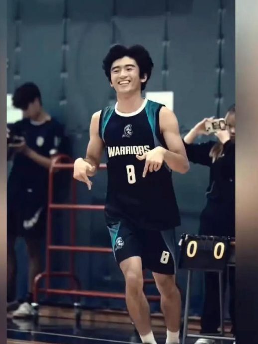 张柏芝晒儿子生活照 网叹：一个比一个像男团C位